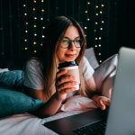 ¿Qué no hacer antes de dormir? ¡No te lleves esto a la cama!