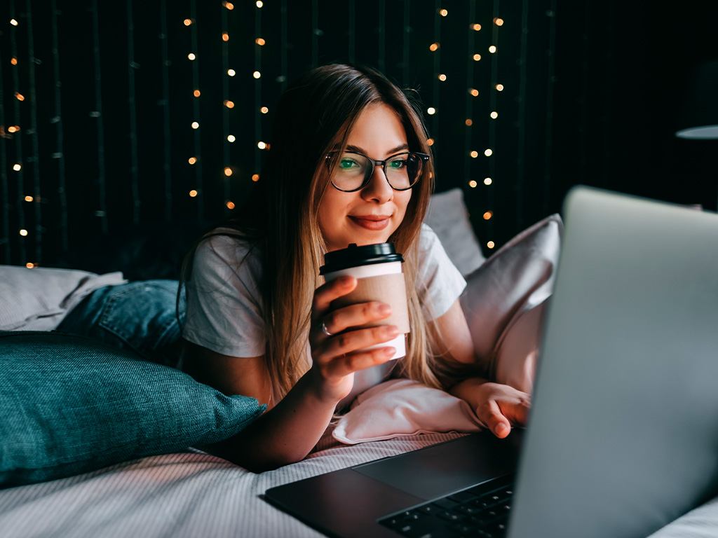 ¿Qué no hacer antes de dormir? ¡No te lleves esto a la cama!